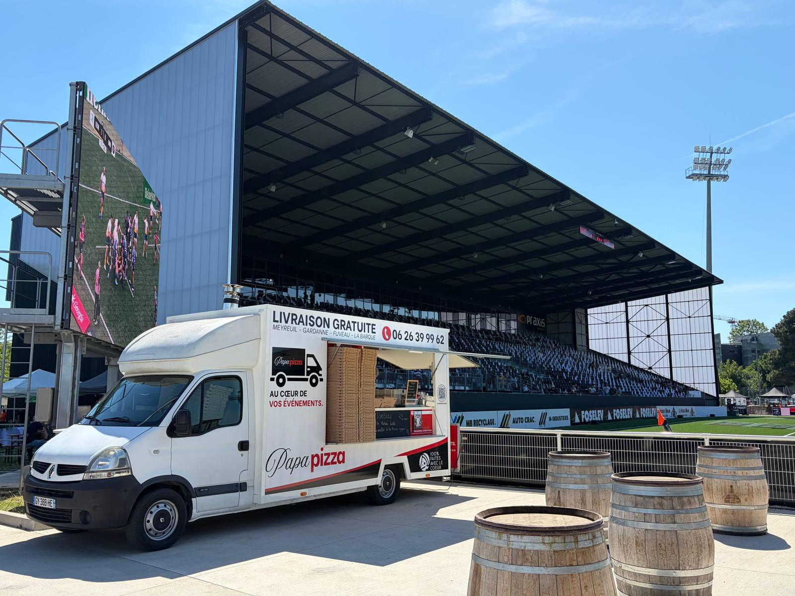 Le camion Papa Pizza installé lors d'un événement