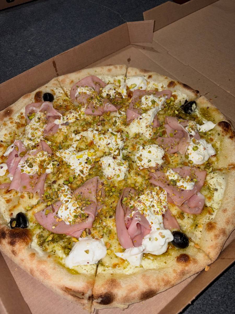 Pizza La Nonna — mortadelle, burrata et éclats de pistache