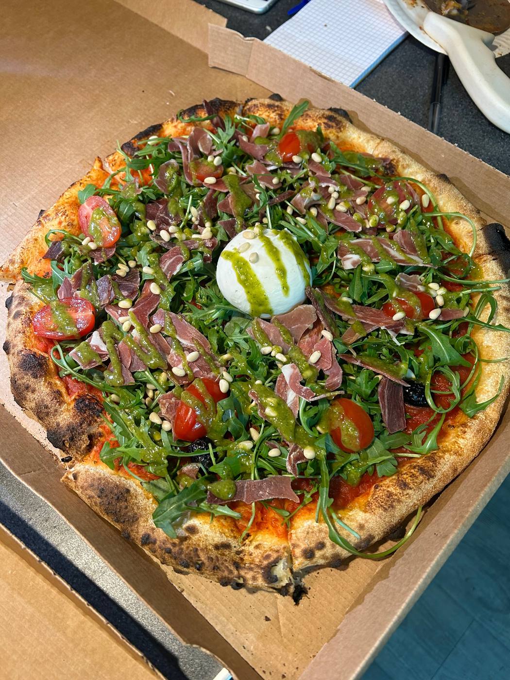 Pizza La Papa — burrata, jambon cru, roquette et pesto maison